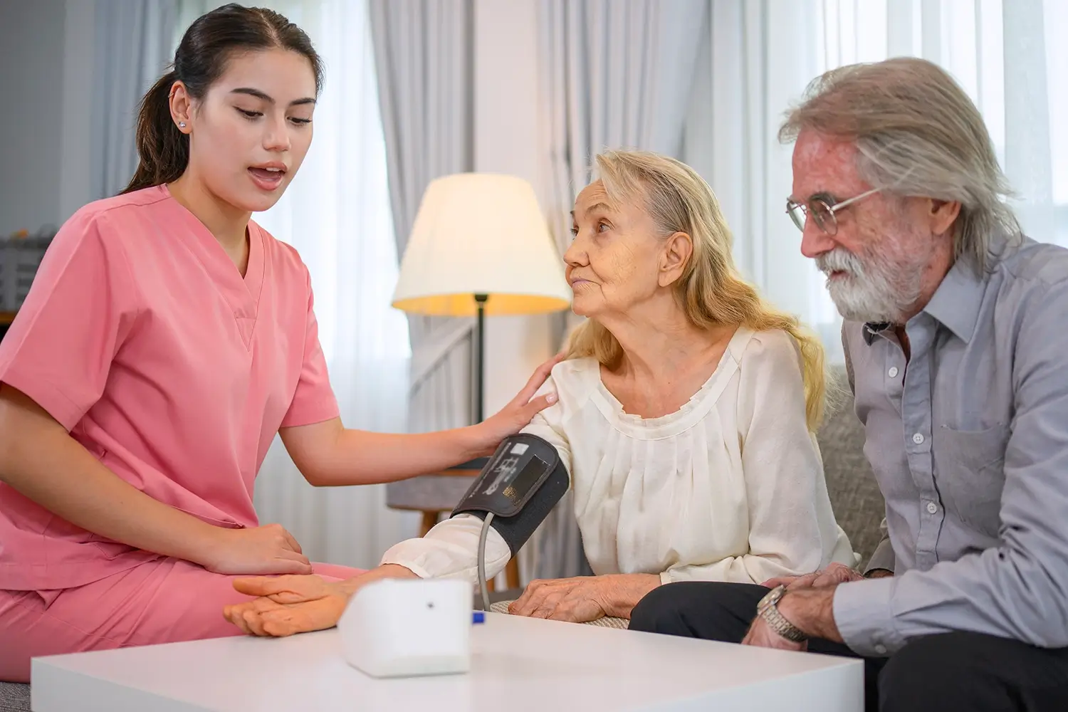 Die Krankenschwester prüft den Blutdruck einer älteren Frau.